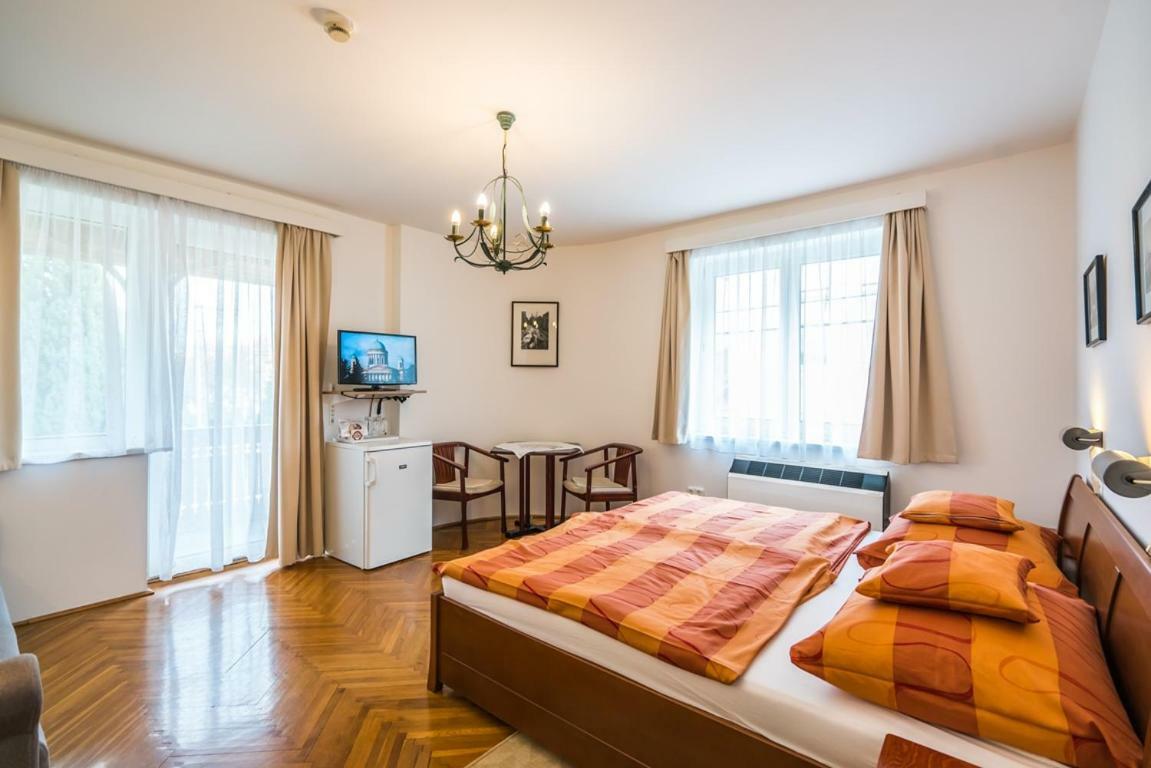 Szent Kristof Panzio Hotell Esztergom Eksteriør bilde
